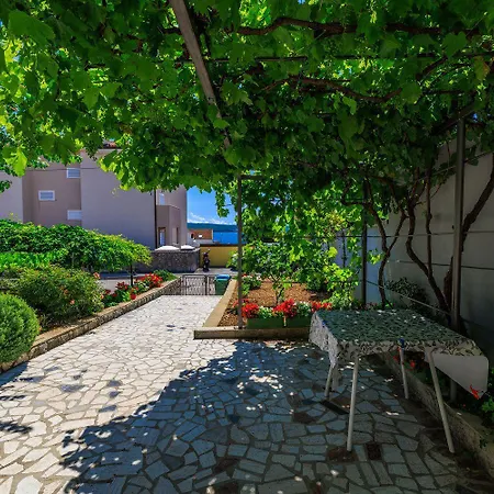 Idyllisches Nur 200 Meter Zum Mit Privatparkplatz, Klima, Waschmaschine Apartamento Dramalj