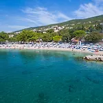 Idyllisches Nur 200 Meter Zum Mit Privatparkplatz, Klima, Waschmaschine * Dramalj